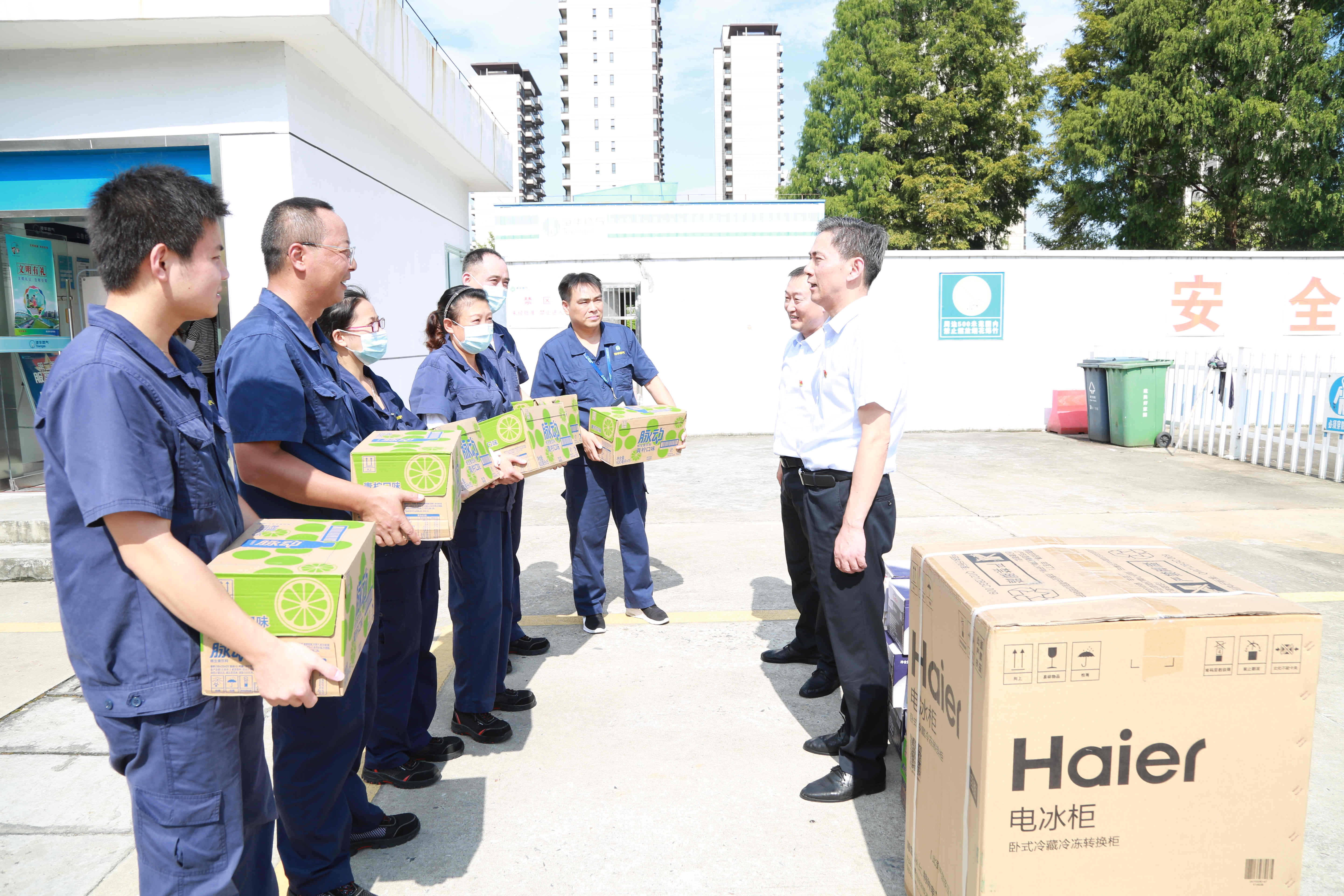 安全為本  情系職工——高溫季，安慶港華為職工撐起“遮陽傘”